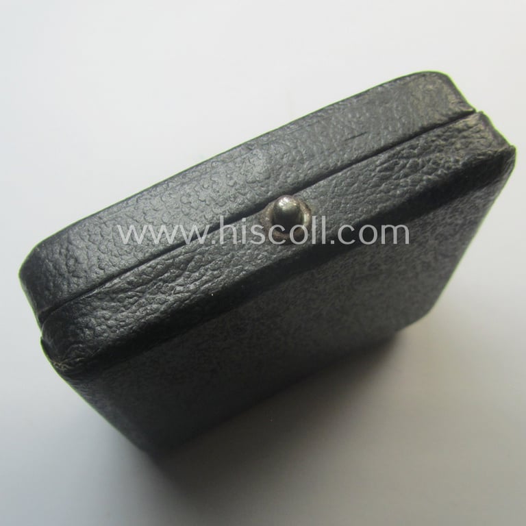 Superb, 'Eisernes Kreuz 1. Kl.' (or: Iron Cross 1st class) being a (typical) maker- (ie. 'L/57'-) marked example as was produced by the maker (ie. 'Hersteller'): 'Boerger & Co.' and that comes in its period etui as issued