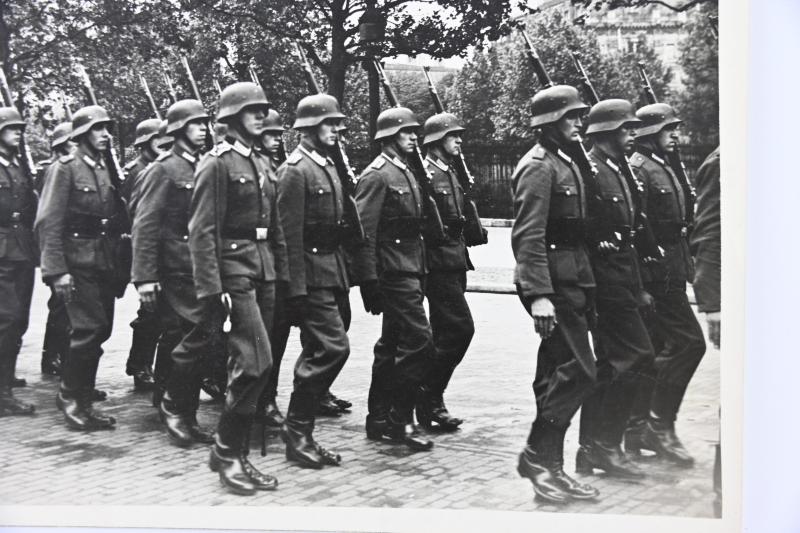 German WH Press Photo 'Paris Parade'