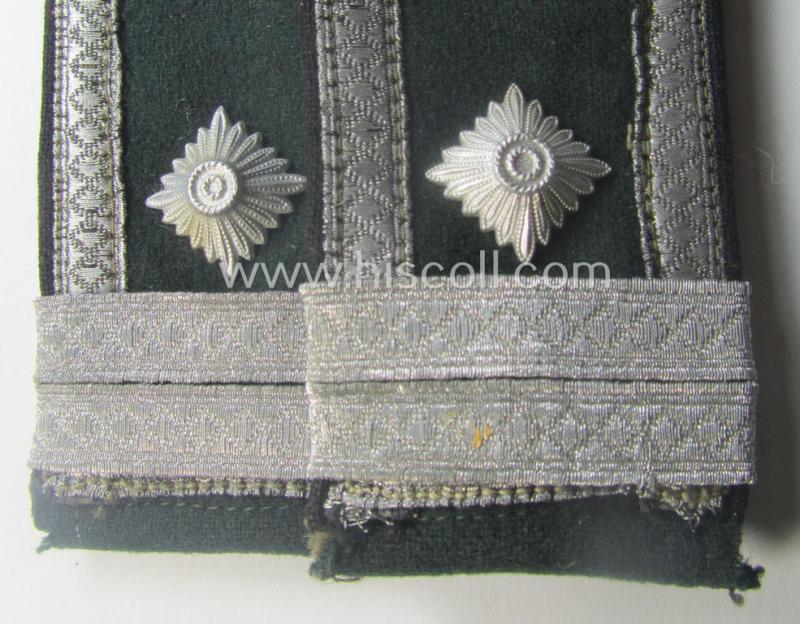 Fully matching - and actually scarcely seen! - pair of WH (Heeres) NCO-type (ie. 'M36- o. M40'-pattern) shoulderstraps as was intended for usage by a: 'Feldwebel u. Offiziers-Anwärter eines Pionier-Bataillons o. Rgts.'