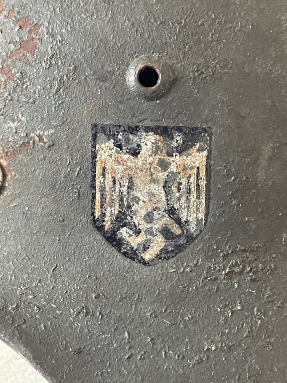 WWII GERMAN SINGLE DECAL NAMED ARMY HELMET WITH THICK GREY WOODCHIP OVERPAINT