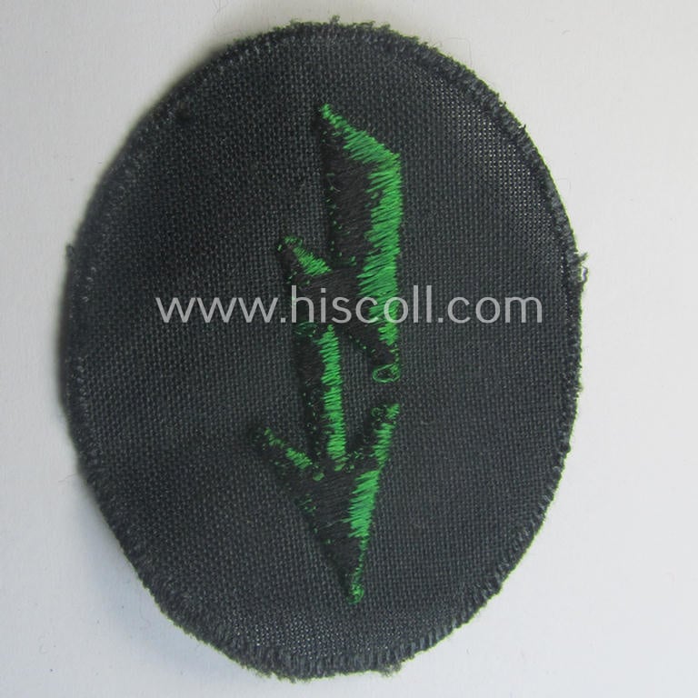 Thin-shaped- ie. 'variant'-pattern, WH (Heeres) trade- and/or special-career insignia ie. machine-embroidered signal-blitz (being a non-maker-marked example as executed in green) as intended for a soldier serving within the: 'Gebirgsjäger-Trpn.'