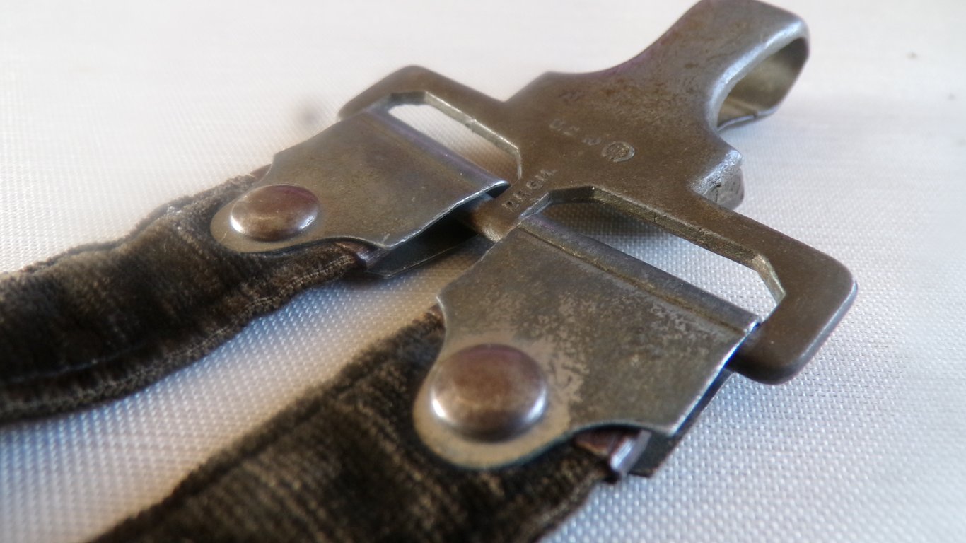 2nd Model Luftwaffe Deluxe Dagger Hangers