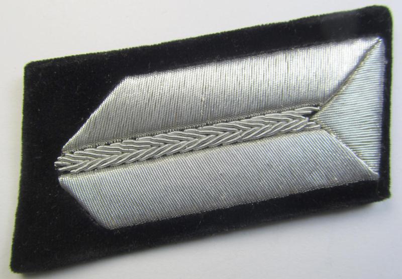 Attractive - and matching! - pair of RAD- (ie. 'Reichsarbeitsdienst') hand-embroidered, officers'-type collar-tabs (of the 2nd pattern) as mounted onto a black-coloured background as was intended for a medium-ranked RAD-officer ('mittlere Führer...