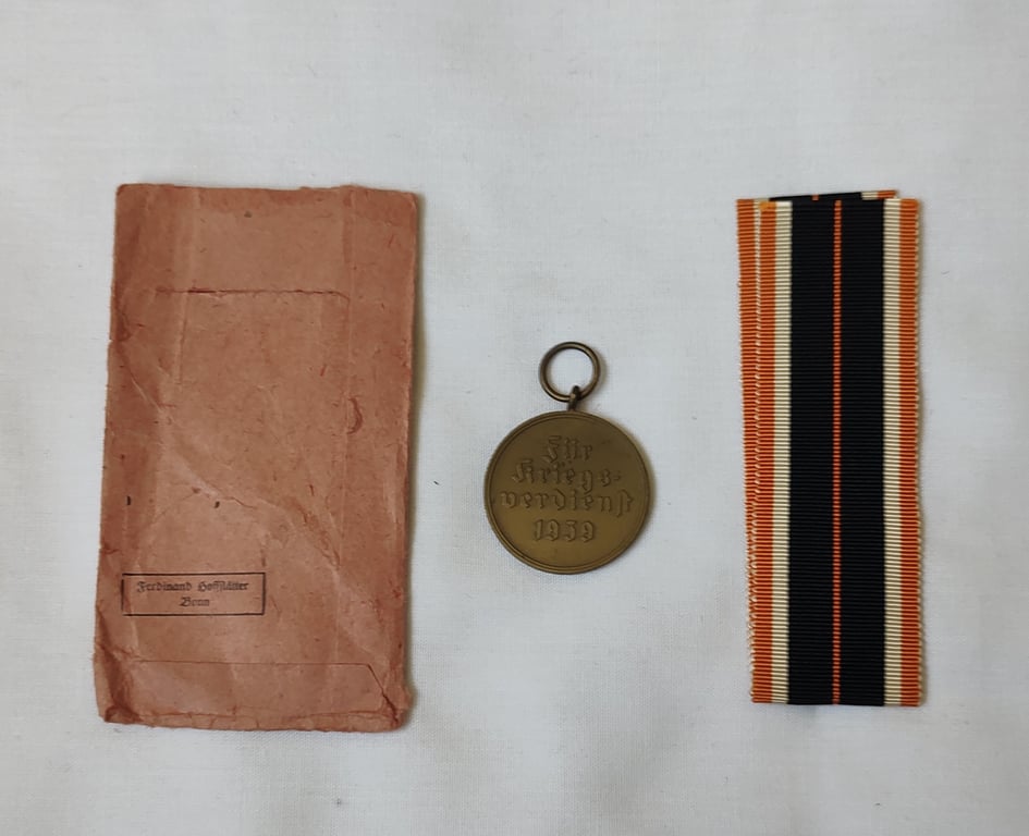 Medal set: KvM 'KriegsverdienstMedaille (War merit medal 1939) and issue packet