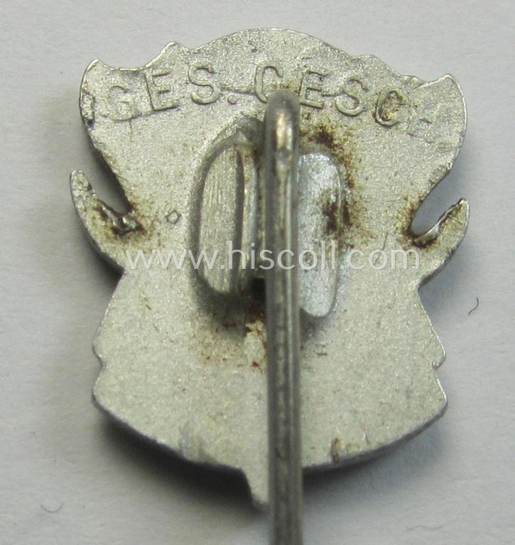Silverish-toned membership lapel-pin: 'Reichsbund Deutsche Jägerschaft' (ie. 'DJV') being a detailed- (albeit non-maker-marked) example that is executed in silver-toned aluminium-based metal
