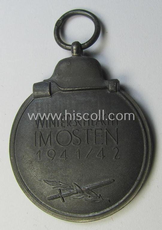 Attractive medal-set: 'Winterschlacht im Osten 1941-42' being a maker- (ie. '15'-) marked specimen by the maker- (ie. 'Hersteller') named: 'Friedrich Orth' and that comes packed in its original, 'Zellstoff'-based pouch