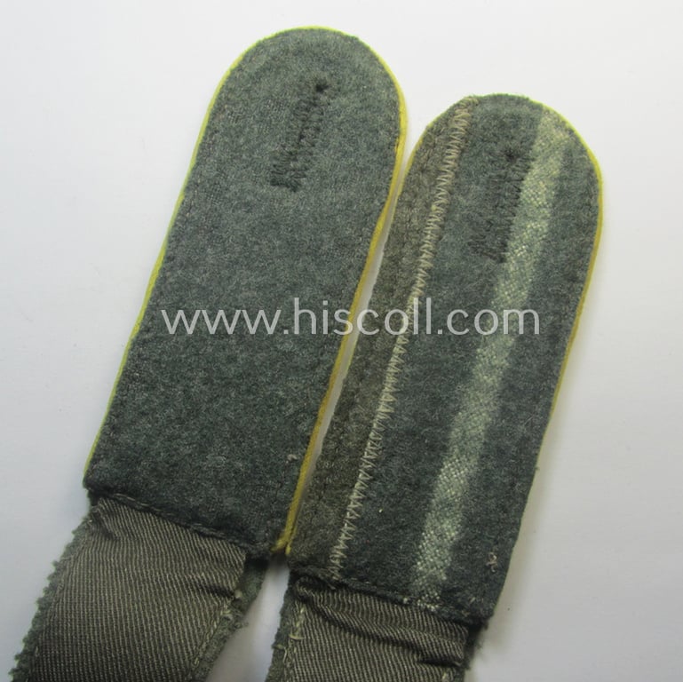 Pair of WH (Heeres) EM-type (ie. 'M40- o. M43'-pattern) shoulderstraps as was intended for usage by a: 'Soldat eines Nachrichten-Abtlgs. o. Rgts.'