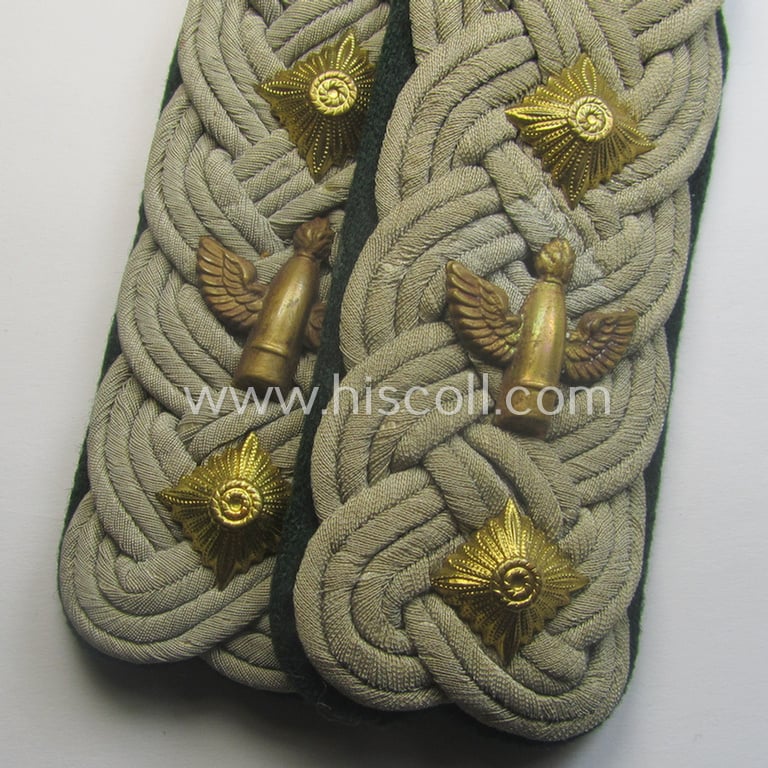 Pair of WH (KM ie. 'Küsten-Artillerie') 'cyphered' officers'-type shoulderboards (as was specifically intended for uage on the field-grey-coloured tunics) as intended for a: 'Oberst eines Küsten-Art.-Abtlgs.'
