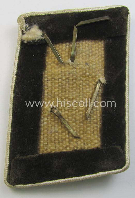 Attractive - albeit regrettably single! - N.S.D.A.P.-type collar-patch (ie. 'Kragenspiegel für pol. Leiter') being a piece as intended for usage by an: 'N.S.D.A.P.-Bereichsleiter' at 'Kreis'-level and that comes in a hardly used nor worn, condi...