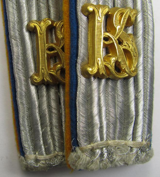 Attractive - and almost matching! - pair of WH (Luftwaffe) 'dual-piped', officers'-type shoulderboards as was intended for usage by a: 'Leutnant der Reserve eines Flieger- o. Fj.-Regiments und Mitglied einer LW-Kriegsschule'