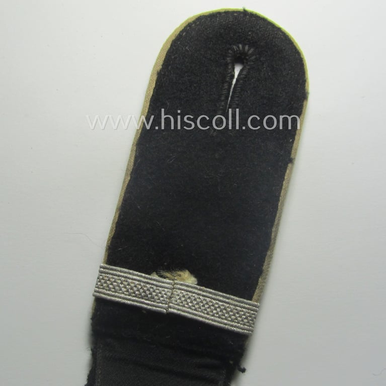 Single, Waffen-SS, EM-type shoulderstrap as piped in the white-coloured branchcolour as was intended for usage by an: 'SS-Schütze u. Unterführer-Anwärter' who served within the: 'Waffen-SS Infanterie-Trpn.'