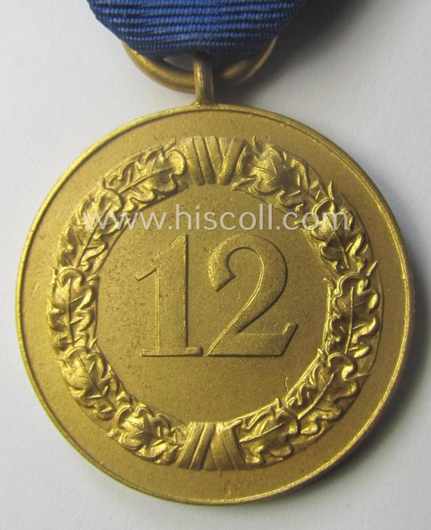 WH (Heeres o. KM) bright golden-toned 'WH-DA der 3. Klasse für 12 Jahre Dienstzeit' that comes mounted onto its ribbon (ie. 'Bandabschnitt') having a golden-toned eagle-device attached and that comes with its accompanying 'Feld- o. Bandspange'