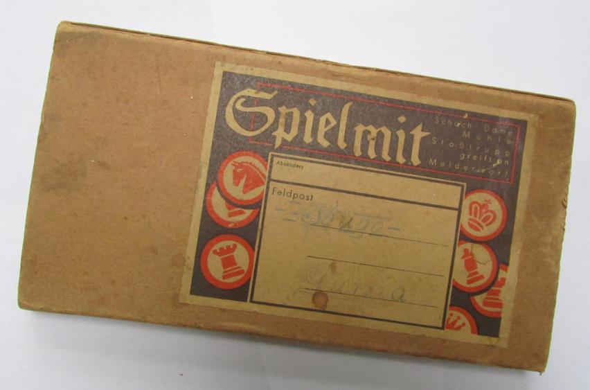 Neat - and most certainly unusual! - WH 'Feldpost' game-box (simply entitled: 'Spiel mit'), containing 2 carton-based boards and various accompanying- (and also carton-based-) accessories