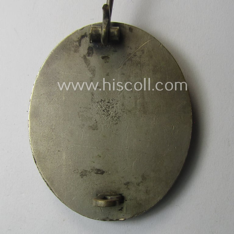 Silver-class wound-badge- (or: 'Verwundeten-Abzeichen in Silber'-) set comprising of a non-maker-marked example as produced by an unidentified 'Hersteller' and that comes stored in its typical 'LDO'-styled etui