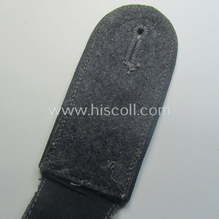 Single, WH (Luftwaffe) NCO-type shoulderstrap as was intended for usage by an: 'Unteroffizier einer Sanitäts-Abtgs.'
