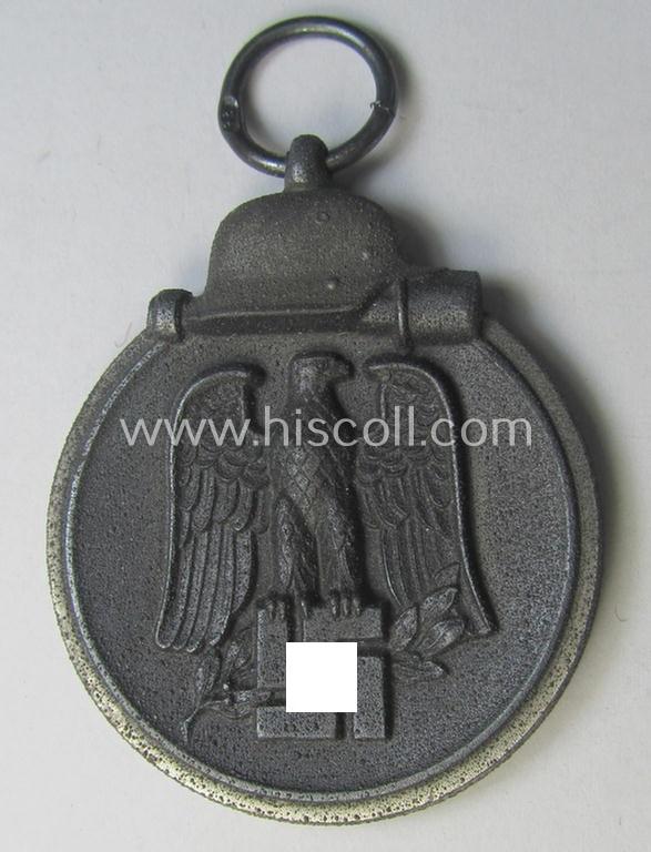 Attractive medal-set: 'Winterschlacht im Osten 1941-42' being a maker- (ie. '13'-) marked- (and/or 'Feinzink'-based) specimen by the maker: 'Gustav Brehmer' and that comes together with its (non-confectioned) ribbon (ie. 'Bandabschnitt')