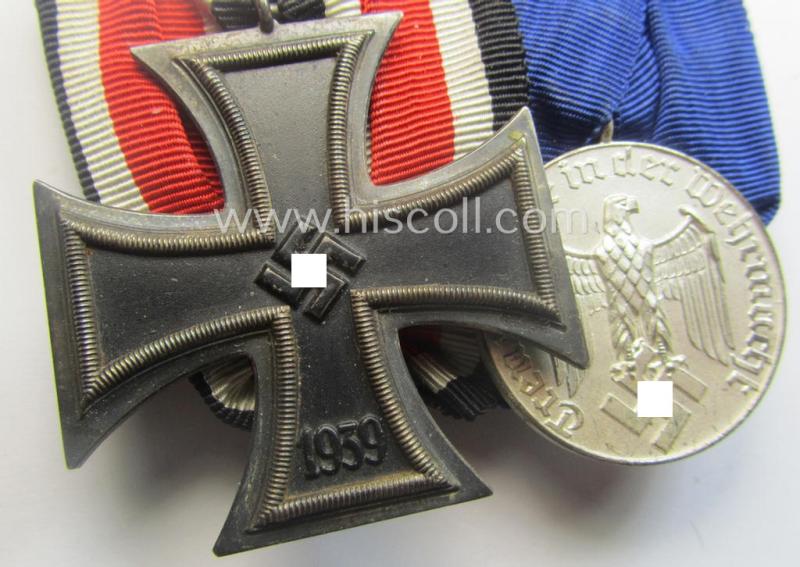 Superb - and just minimally used! - example of a 2-pieced, WH (Heeres o. KM etc.) medal-bar (ie. 'Orden- o. Doppelspange') showing resp. an: 'EKII. Kl.' (ie. 'Schinkel'-pattern!) and a: 'WH-DA der 4. Stf.'