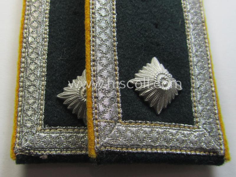 Attractive - and fully matching! - pair of WH (Heeres) NCO-type (ie. 'M40-pattern) shoulderstraps as was intended for usage by a: 'Feldwebel einer Kavallerie- o. Aufklärungs-Abteilungs'