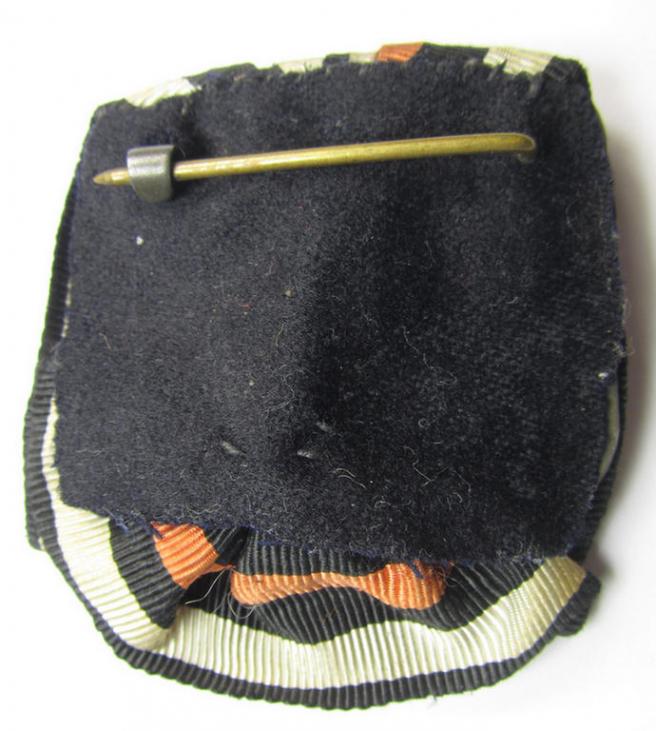 Bronze-toned so-called: 'Einzelspange' showing a: 'Frontkämpferkreuz 1914-18 mit Schwerter' (ie.: 'Kriegsteilnehmerkreuz 1914-18 mit Schwerter') being a detailed- and/or IMO zinc- ie. 'Feinzink'-based, specimen