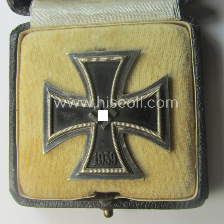 'Eisernes Kreuz 1. Kl.' (or: Iron Cross 1st class) being a (typical) maker- (ie. '100'-) marked example by the maker (ie. 'Hersteller'): 'R. Wächter u. Lange' and that comes in its original etui as issued