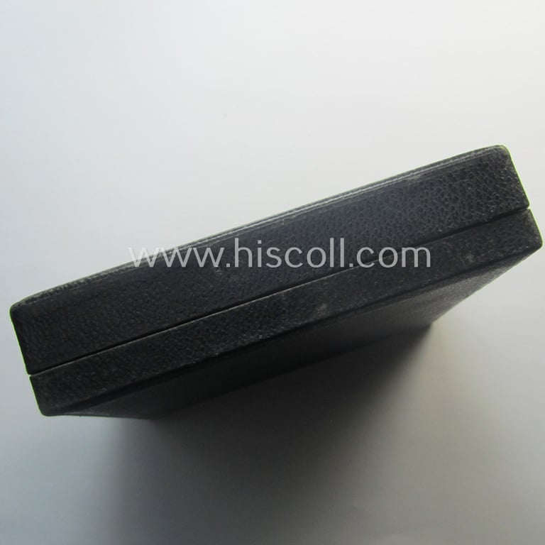 Attractive - albeit empty! - 'simplified' etui as was specifically intended to store a: WH (Heeres, LW etc.) 'Deutsches Kreuz im Gold' (or DKiG) that comes in an overall nicely preserved condition