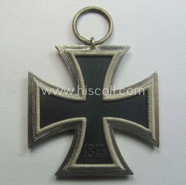 'EK II. Klasse' being a maker- (ie. '4'-) marked example that comes together with its original- and once-mounted ribbon (ie. 'Bandabschnitt') as was produced by the maker (ie. 'Hersteller'): 'Steinhauer u. Lück'