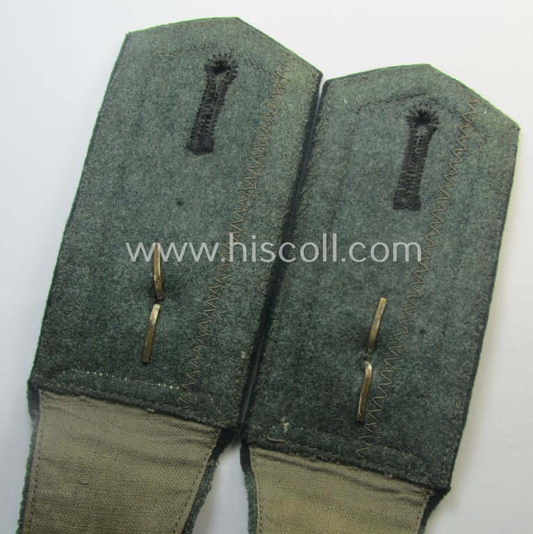 Fully matching - and just minimally used! - pair of WH (Heeres) NCO-type (ie. 'M36- o. M40'-pattern- and/or 'pointed styled') formerly 'cyphered' shoulderstraps as was intended for a: 'Feldwebel eines Gebirgsjäger-Rgts.'