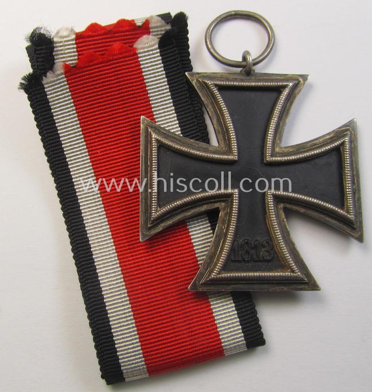 'Eisernes Kreuz 2. Klasse' (or: iron cross 2nd class) being a 'variant'- and/or non-maker-marked specimen as was executed in the desirable - and scarcely found! - so-called: 'runder Drei'- (ie. rounded-three-) pattern