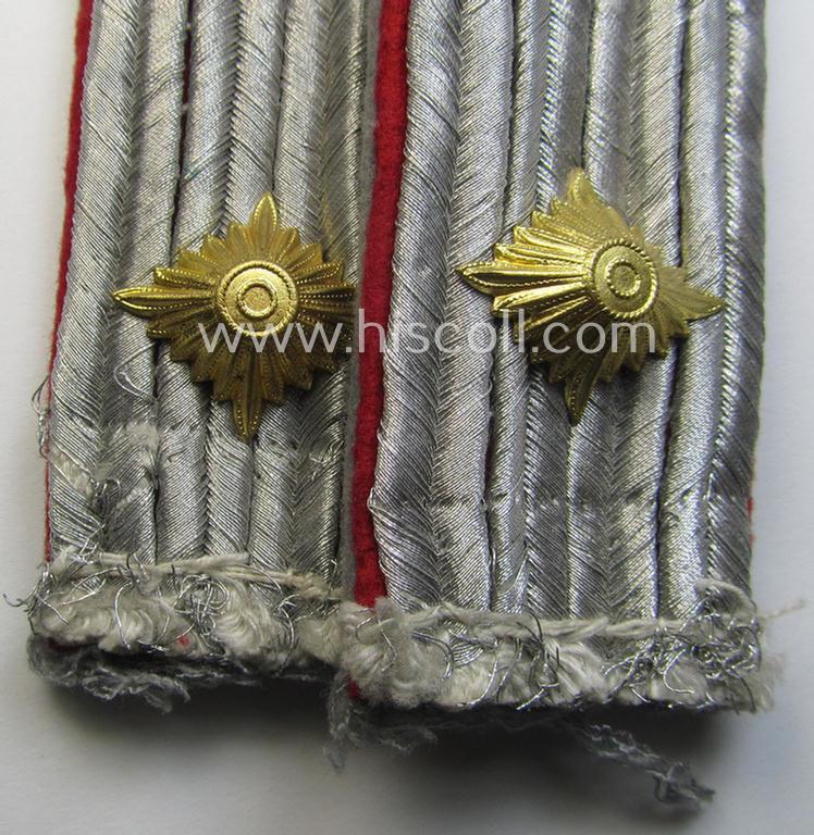 Attractive - and fully matching! - pair of WH (Heeres) officers'-type shoulderboards as (dual)piped in the bright-red-coloured branchcolour as was intended for an: 'Oberleutnant der Reserve eines Artillerie-Regiments'