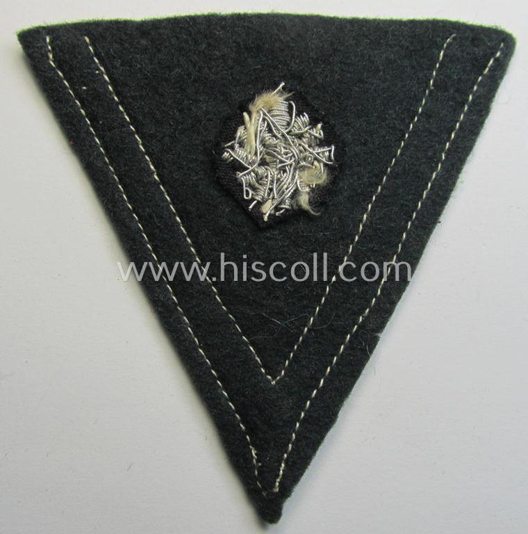 Attractive, WH (Heeres) 'Armwinkel' (or: arm-chevron) as executed on typical darker-green-coloured wool as was specifically intended for usage by a soldier with the (unusually encountered!) rank of an: 'Obergefreiter mit mehr als 6 Dienstjahren'