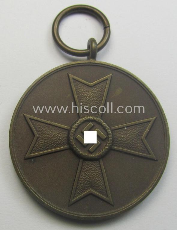 'Kriegsverdienstmedaille 1939'-set comprising of a non-maker-marked- (and/or: typical 'Buntmetall'-based!) specimen that came together with its period-ribbon and 'Zellstoff'-based pouch by the maker: 'Paul Meybauer'