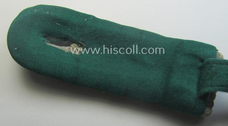 Single - albeit neatly 'cyphered'! - officers'-pattern shoulderboard as was specifically intended for usage by a WH (Heeres) 'Feldpostinspektor' (being of a rank comparable with a: 'Leutnant'-rank)