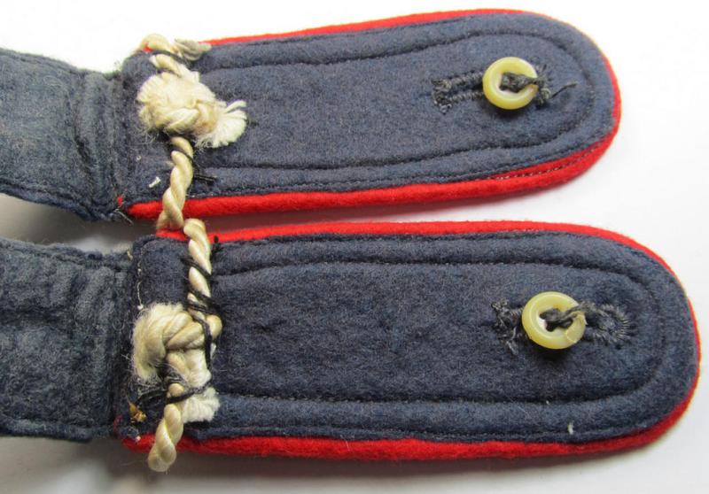 Attractive - and fully matching! - pair of WH (LW), mid-war-period-pattern- (and typically 'tailor-made'!) NCO-type shoulderstraps as was intended for an: 'Unterwachtmeister der Flakartillerie-Truppen'