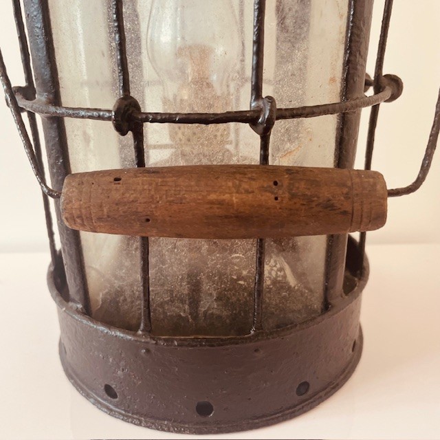 AUTHENTIC ORIGINAL EXAMPLE OF A 1918 WWI BRITISH TRENCH LANTERN. ADDITIONAL PHOTOS