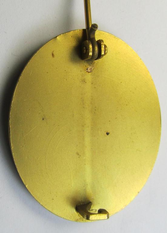 Superb - luxuriously styled and just moderately used- and worn! - 'Verwundeten-Abzeichen in Gold', being a non-maker-marked- and/or typically 'Buntmetall'-based example as was (presumably) produced by the Austrian maker: 'Hauptmünzamt Wien'