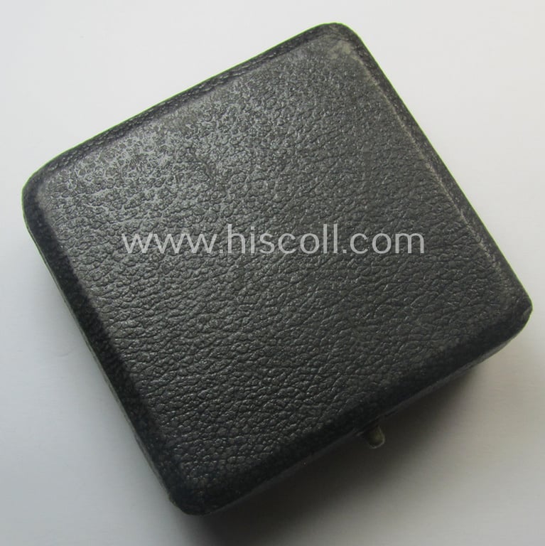 Superb, 'Eisernes Kreuz 1. Kl.' (or: Iron Cross 1st class) being a (typical) maker- (ie. 'L/57'-) marked example as was produced by the maker (ie. 'Hersteller'): 'Boerger & Co.' and that comes in its period etui as issued