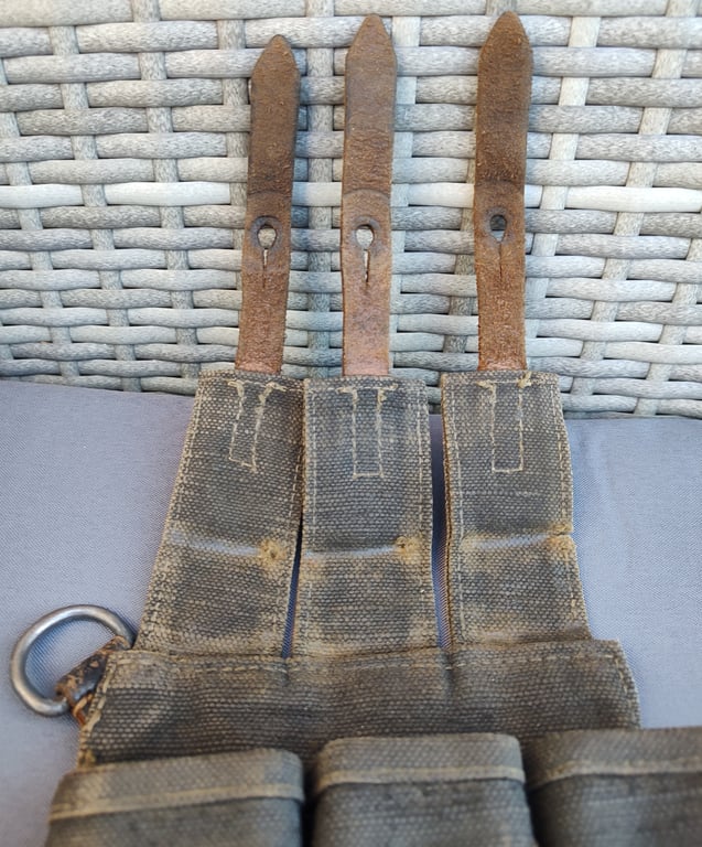 Original mid war MP40 canvas pouch (left hand side)