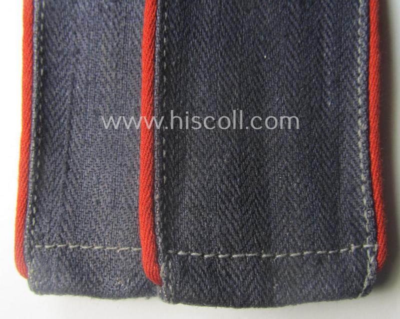 Pair of WH (Luftwaffe) EM-type shoulderstraps as was executed in typical 'HBT'-type cloth and piped in the bright-red-coloured branchcolour for usage by a: 'Soldat der Flak-Artillerie-Truppen'