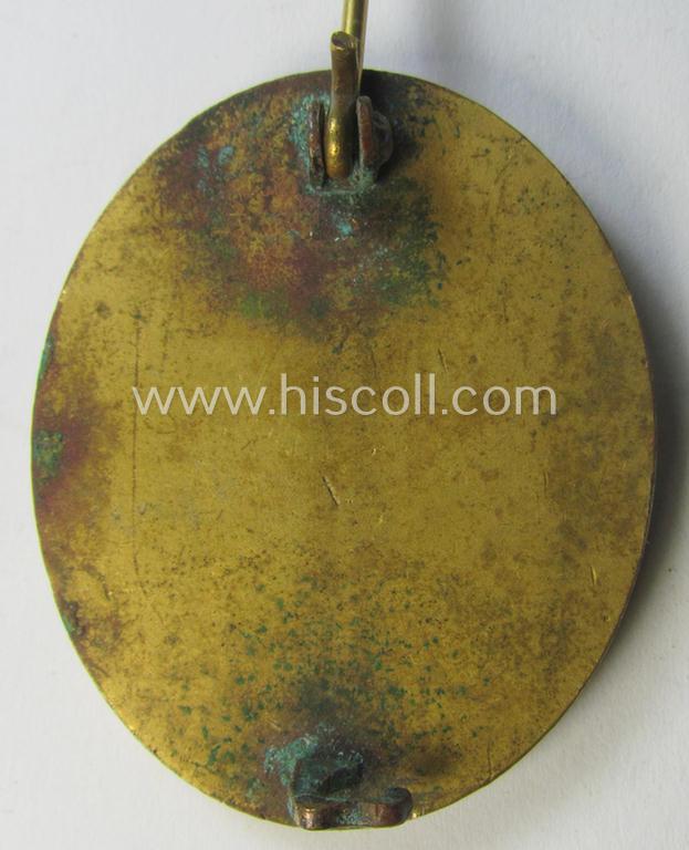 Attractive - luxuriously-styled albeit clearly used- and/or worn! - 'Verwundeten-Abzeichen in Gold' being a typical non-maker-marked- and/or: 'Buntmetall'-based example as was (I deem) produced by the Austrian maker: 'Hauptmünzamt Wien'