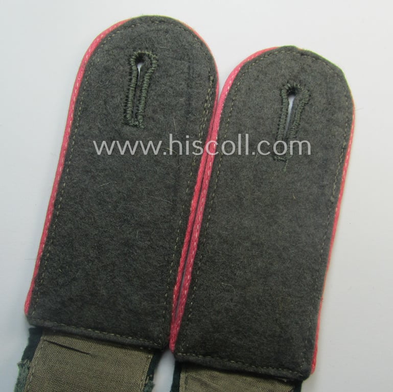 Pair of WH (Heeres), early-war period- (ie. 'M40'-pattern and/or rounded-style) EM-type shoulderstraps: 'Soldat eines Panzer- o. Panzerjäger-Rgts. o. Abts.'