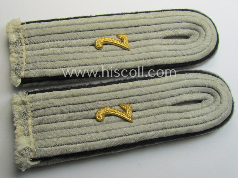 Attractive - and fully matching! - pair of WH (Heeres) neatly 'cyphered', officers'-type shoulderboards as (dual)piped in the black-coloured branchcolour as was intended for a: 'Leutnant der Res. des Pionier-Batallions 7'