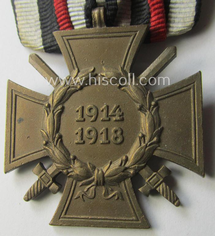 Golden-bronze-toned so-called: 'Einzelspange' showing a: 'Frontkämpferkreuz 1914-18 mit Schwertern' (ie.: 'Kriegsteilnehmerkreuz 1914-18 mit Schw.') being a detailed- and/or zinc- ie. 'Feinzink'-based, specimen