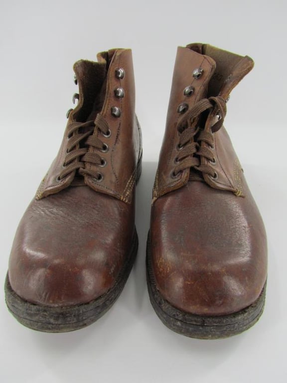 Low Boots ( Schnurschuhe ) with hobnails