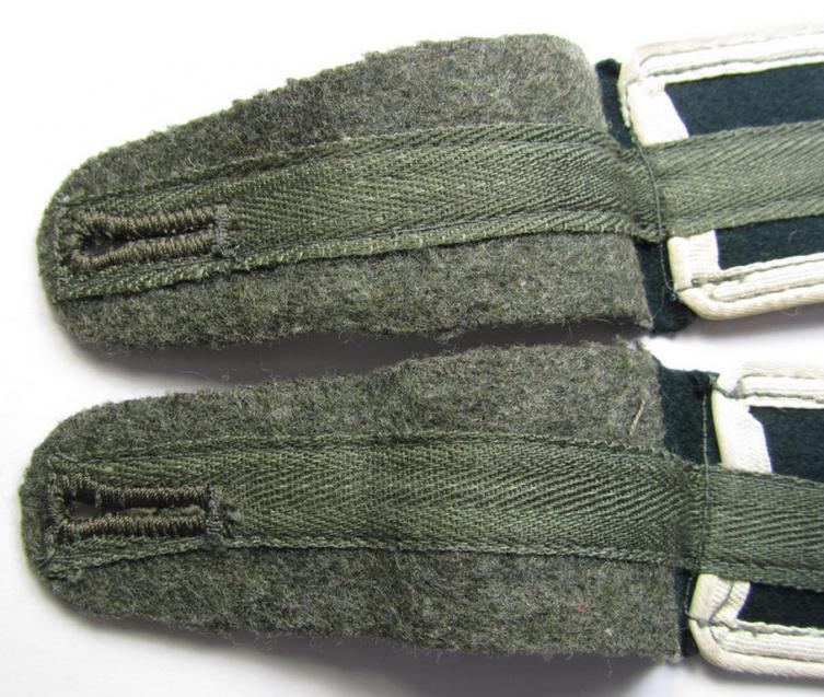 Stunning - and/or fully matching! - pair of WH (Heeres) later-war-period so-called: 'M44'-styled. EM-type, 'cyphered' shoulderstraps as was intended for a: 'Soldat der Inf.-Truppen u. Mitglied einer Unteroffiziersschule'