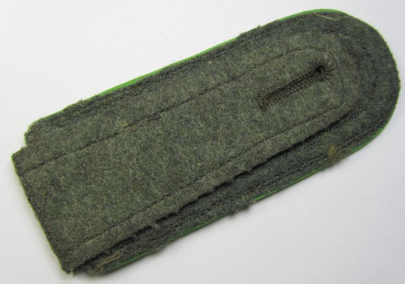 Single - but nevertheless scarcely found! - WH (Heeres) IMO mid-war period- (ie. 'M43'-pattern-) NCO-type shoulderstrap as was intended for usage by an: 'Unteroffizier der Panzer-Grenadier-Truppen'