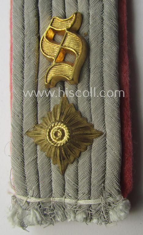 Single, WH (Heeres) neatly 'cyphered', officers'-type shoulderboard as was piped in the bright-pink branchcolour as was intended for an: 'Oberleutnant eines Panzerschützen-Rgts.'