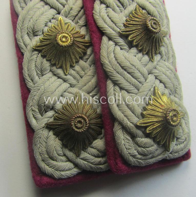 Pair of WH (Heeres) officers'-pattern shoulderboards as piped in the neat darker-purple-red- (ie. 'bordeaux-roter'-) coloured branchcolour: 'Oberst u. Mitglied der (Nebel)Werfer-Trpn.'