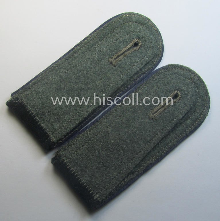 Pair of WH (Heeres) so-called: 'M40 o. M41'-pattern, NCO-type shoulderstraps: 'Unteroffizier einer Sanitäts-Abtlgs.'