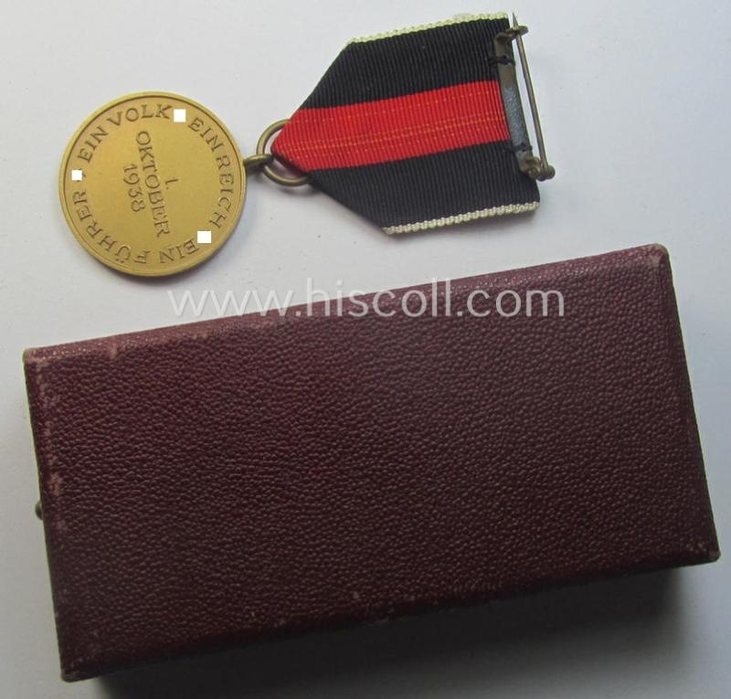 Hardly used, WH Czech-occupation- (ie. 'Anschluss'-) medal: '1. Oktober 1938' that comes stored in its bordeaux-red-coloured- and/or non-maker-marked etui as issued