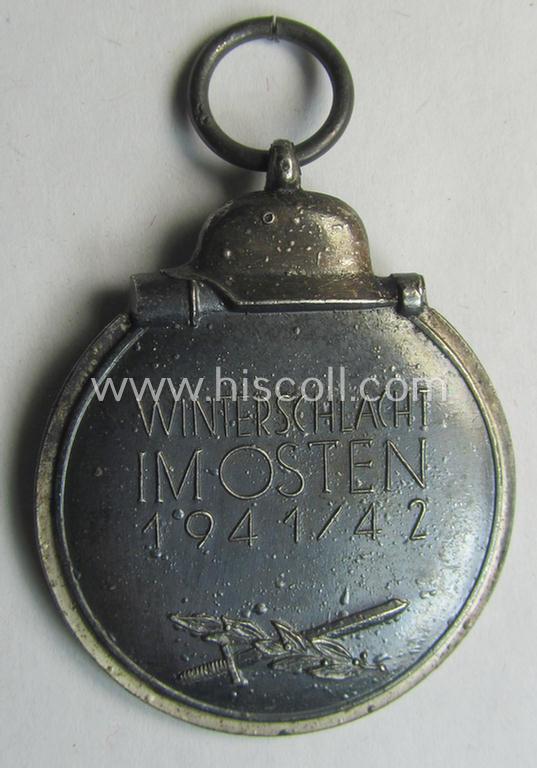 Attractive medal-set: 'Winterschlacht im Osten 1941-42' being a maker- (ie. '65'-) marked- (and/or 'Feinzink'-based) specimen by the maker: 'Klein & Quenzer' and that comes together with its (non-confectioned) ribbon (ie. 'Bandabschnitt')